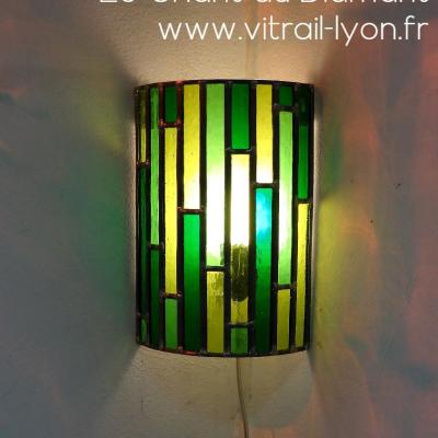 Luminaire applique d angle en vitrail verre vert creation de marion rusconi a l atelier le chant du diamant sur lyon 69004 rhone