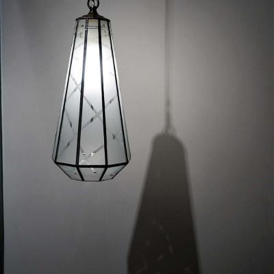 Luminaire suspension type lanterne en tiffany verre sable cree par marion rusconi le chant du diamant sur lyon 69004 rhone