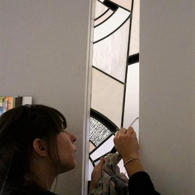 Marion rusconi vitrailliste en pose d un vitrail art deco dans un appartement du 6eme arrondissement de lyon