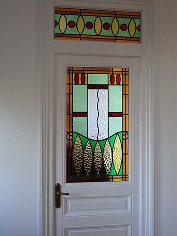 Vitrail art deco restaure sur porte et imposte a caluire 69