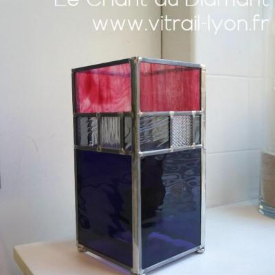 Luminaire en verre rose violet gris et incolore imprime