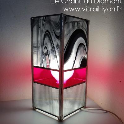 Luminaire en vitrail verre noir blanc rouge creation de marion rusconi a l atelier le chant du diamant a lyon 69004 rhone